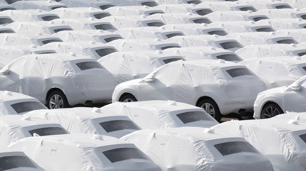 Audi-Fahrzeuge des Volkswagen Konzerns stehen im Hafen von Emden zur Verschiffung bereit. / Foto: Jörg Sarbach/dpa/Archivbild