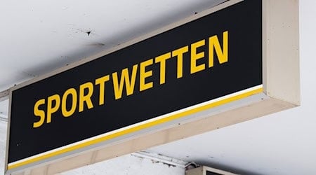 Ein Schild weist auf Sportwetten-Angebote hin. / Foto: Sarah Knorr/dpa