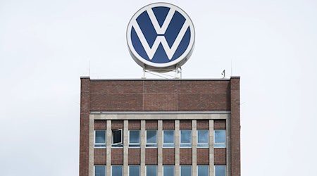 Das weiß-blaue VW-Logo steht auf dem Dach vom Markenhochhaus auf dem Gelände vom VW Werk Wolfsburg. / Foto: Julian Stratenschulte/dpa