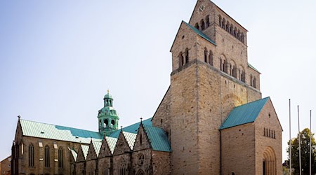 Der Dom Mariä Himmelfahrt zu Hildesheim ist bei Sonnenschein vor einem wolkenlosem Himmel zu sehen. / Foto: Moritz Frankenberg/dpa