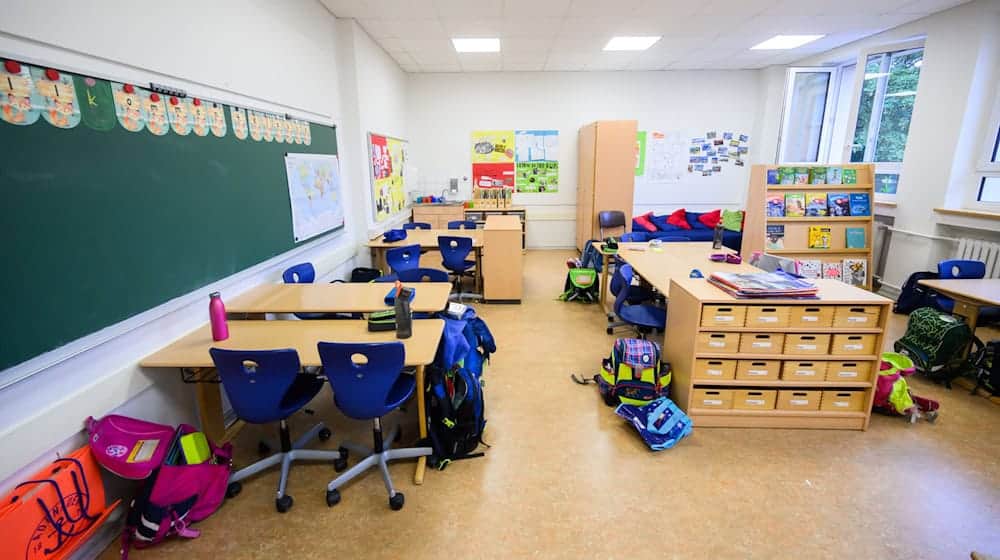 Schulranzen stehen während der großen Pause im Klassenraum einer 4. Klasse einer Grundschule in der Region Hannover. / Foto: Julian Stratenschulte/dpa