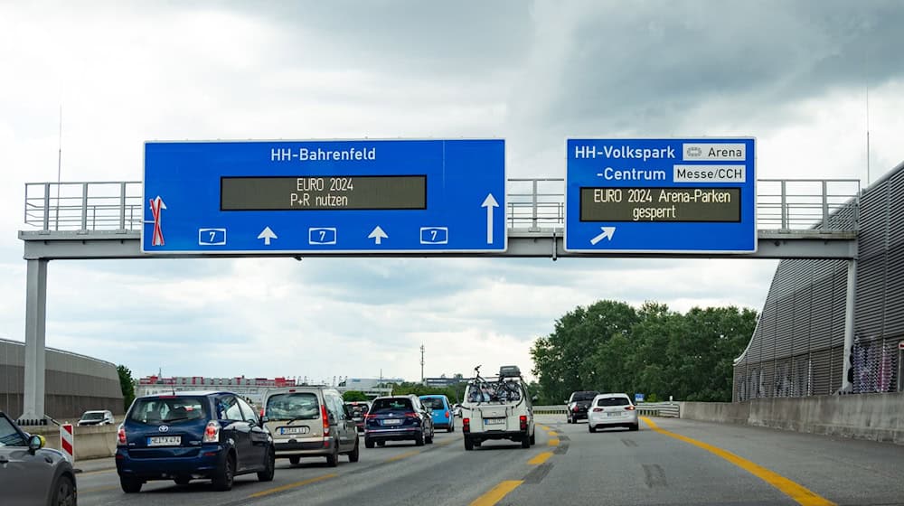 Hinweise zum Park-System während der Europameisterschaft stehen auf digitalen Anzeigetafeln über der A7 an der Abfahrt Hamburg-Bahrenfeld. / Foto: Jonas Walzberg/dpa