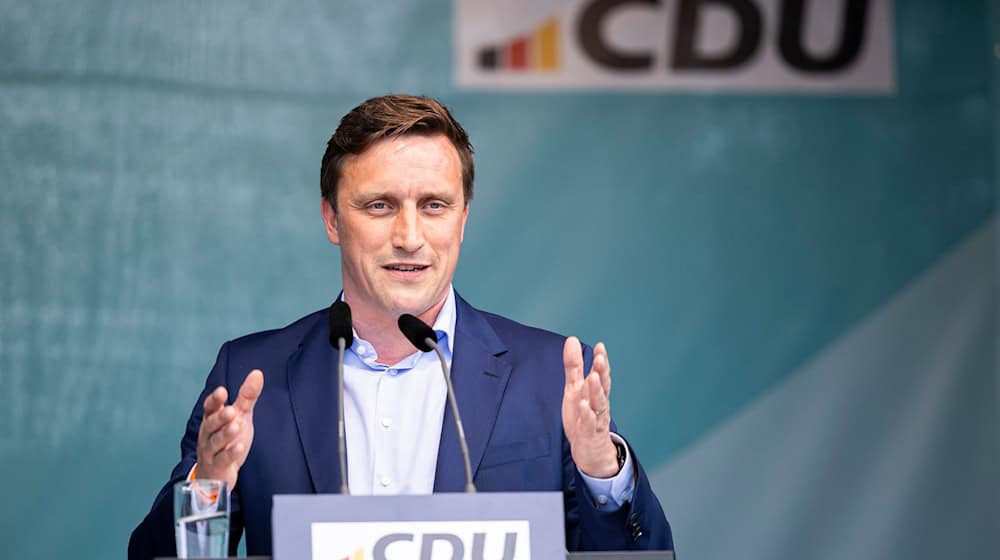 Sebastian Lechner, Landesvorsitzender der CDU Niedersachsen, spricht bei einem Wahlkampfauftritt der CDU zur Europawahl. / Foto: Michael Matthey/dpa