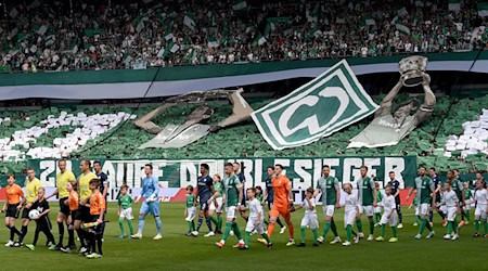 Die Bremer Fans führen eine Choreografie zum Double-Gewinn von vor 20 Jahren auf. / Foto: Carmen Jaspersen/dpa