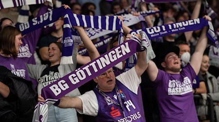 Göttinger Fans stehen mit ihren Schals auf der Tribüne und feiern. / Foto: Swen Pförtner/dpa