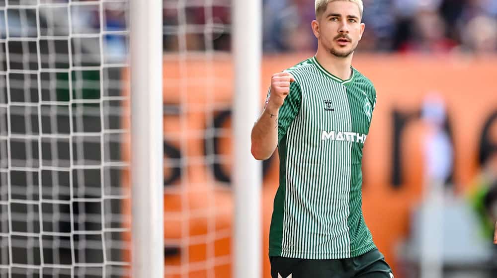 Fußball: Bundesliga, FC Augsburg - Werder Bremen, 31. Spieltag, WWK-Arena. Bremens Romano Schmid jubelt nach seinem Tor zum 0:1. Fans des Clubs haben Schmid in einer Umfrage als besten Werder-Spieler der Saison gewählt. / Foto: Harry Langer/dpa