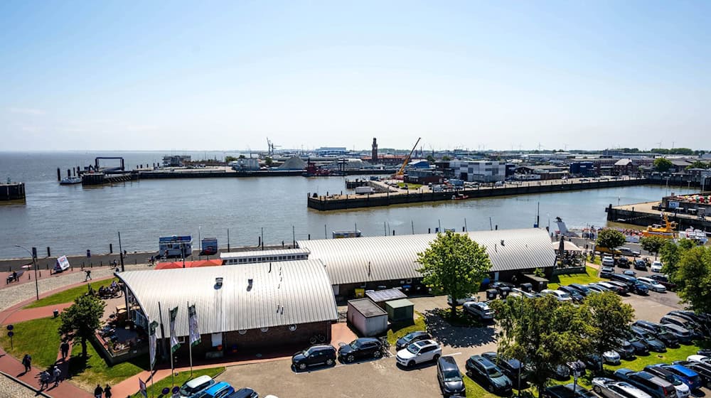 Der Ausblick über den Hafen Cuxhavens von der Aussichtsplattform vom «Hamburger Leuchtturm». / Foto: Sina Schuldt/dpa/Archivbild