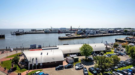 Der Ausblick über den Hafen Cuxhavens von der Aussichtsplattform vom «Hamburger Leuchtturm». / Foto: Sina Schuldt/dpa/Archivbild