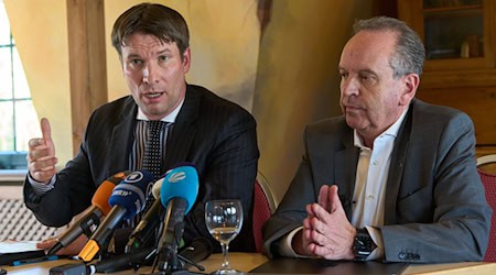 Nebenklagevertreter Christian Hecken (l) und Ralph Orth, Vater eines Opfers, sprechen in einer Pressekonferenz zu den zuvor in einer Pressekonferenz vorgetragenen Ermittlungsergebnissen der Staatsanwaltschaft. / Foto: Thomas Frey/dpa