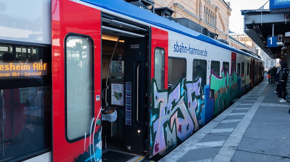 Eine S-Bahn in Hannover steht am Bahnsteig. / Foto: Marco Rauch/dpa