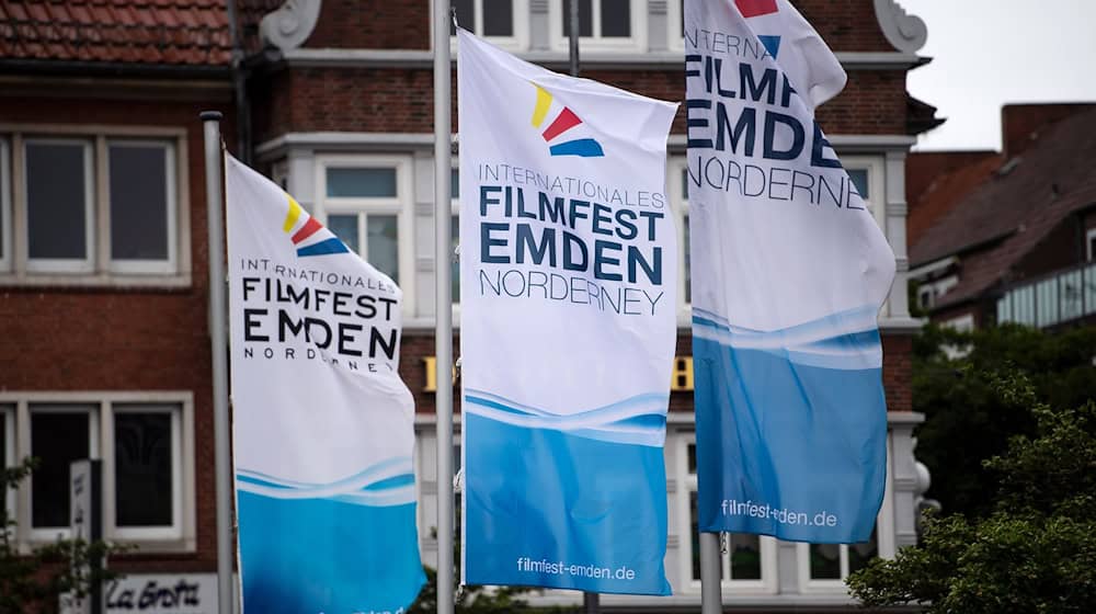 Flaggen mit der Aufschrift "Internationales Filmfest Emden-Norderney". / Foto: Sina Schuldt/dpa