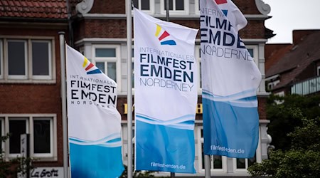 Flaggen mit der Aufschrift "Internationales Filmfest Emden-Norderney". / Foto: Sina Schuldt/dpa