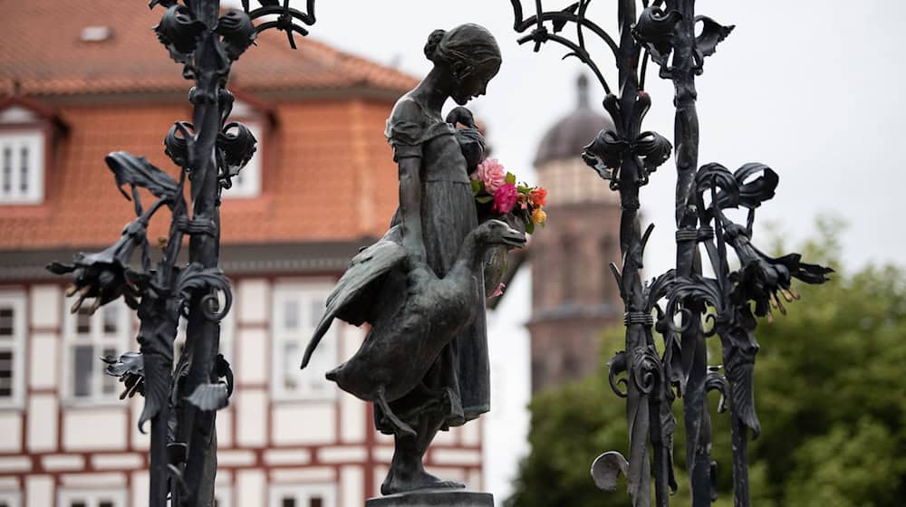 Das Wahrzeichen der Stadt Göttingen, das Gänseliesel am Gänseliesel-Brunnen auf dem Marktplatz. / Foto: Swen Pförtner/dpa