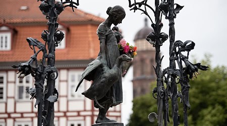 Das Wahrzeichen der Stadt Göttingen, das Gänseliesel am Gänseliesel-Brunnen auf dem Marktplatz. / Foto: Swen Pförtner/dpa