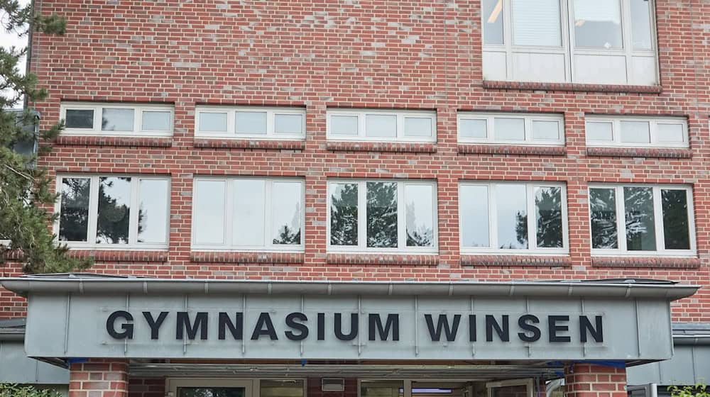 Blick auf den Eingang des Gymnasiums Winsen (Winsen an der Luhe). / Foto: Georg Wendt/dpa