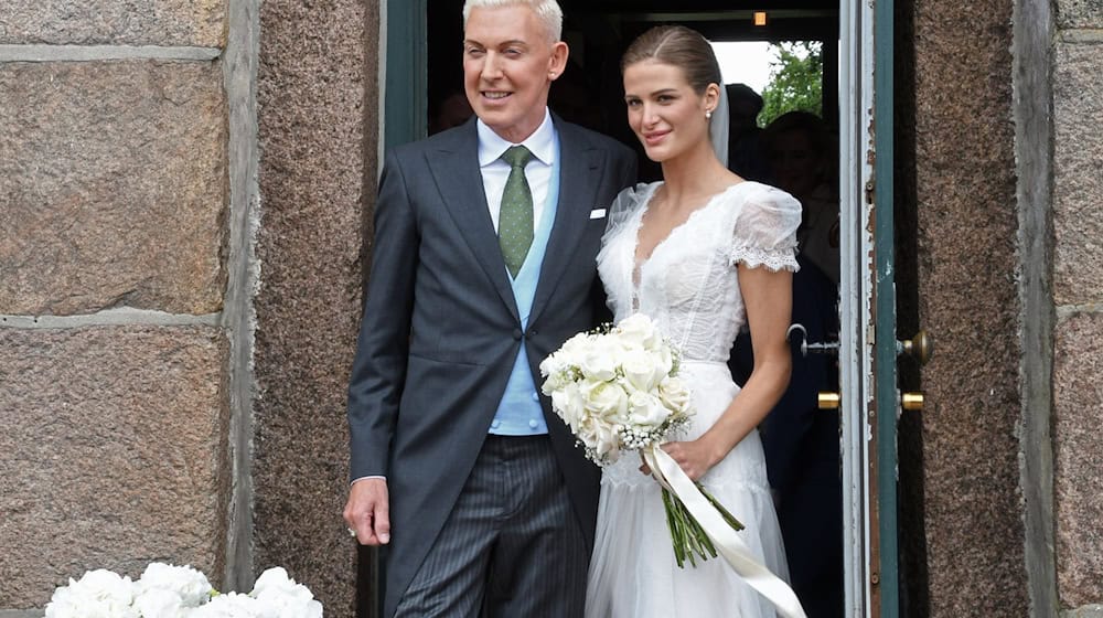 Musiker H.P. Baxxter und seine frisch angetraute Ehefrau Sara kommen nach der Hochzeit aus der Kirche St. Severin auf Sylt. / Foto: Lea Sarah Albert/dpa