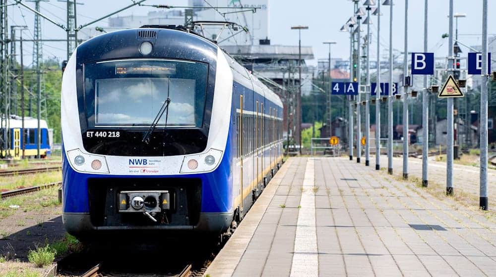 Eine Regio-S-Bahn der NordWestBahn verlässt den Hauptbahnhof in Fahrtrichtung Bremen. / Foto: Hauke-Christian Dittrich/dpa