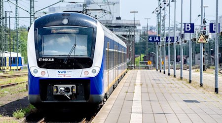 Eine Regio-S-Bahn der NordWestBahn verlässt den Hauptbahnhof in Fahrtrichtung Bremen. / Foto: Hauke-Christian Dittrich/dpa