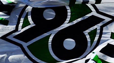 Das Logo von Hannover 96 ist auf einer Flagge zu sehen. / Foto: Swen Pförtner/dpa/Symbolbild