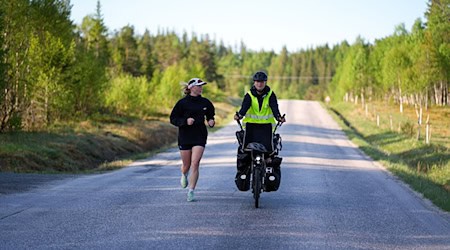 Die Schwestern Malou Traina (l) und Phelia Müller aus dem Harz sind auf dem Weg zum Nordkap. / Foto: Phelia Müller/Privat/dpa