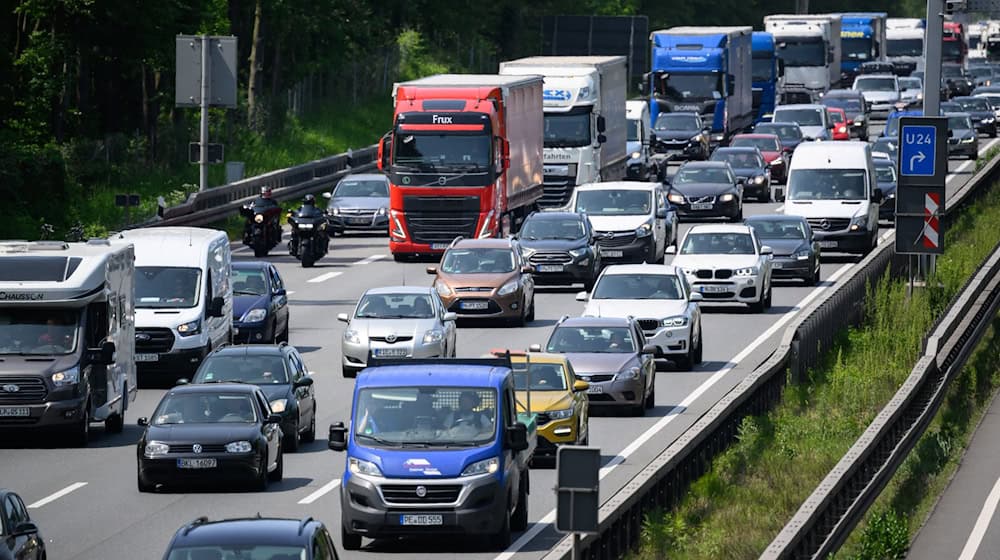 Autos und Lkw fahren über die Autobahn A2 in der Nähe vom Kreuz Hannover-Ost. / Foto: Julian Stratenschulte/dpa