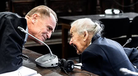 Die angeklagte Holocaust-Leugnerin Ursula Haverbeck spricht zu Beginn ihres Berufungsverfahrens im Landgericht mit ihrem Anwalt Wolfram Nahrath. / Foto: Markus Scholz/dpa Pool/dpa