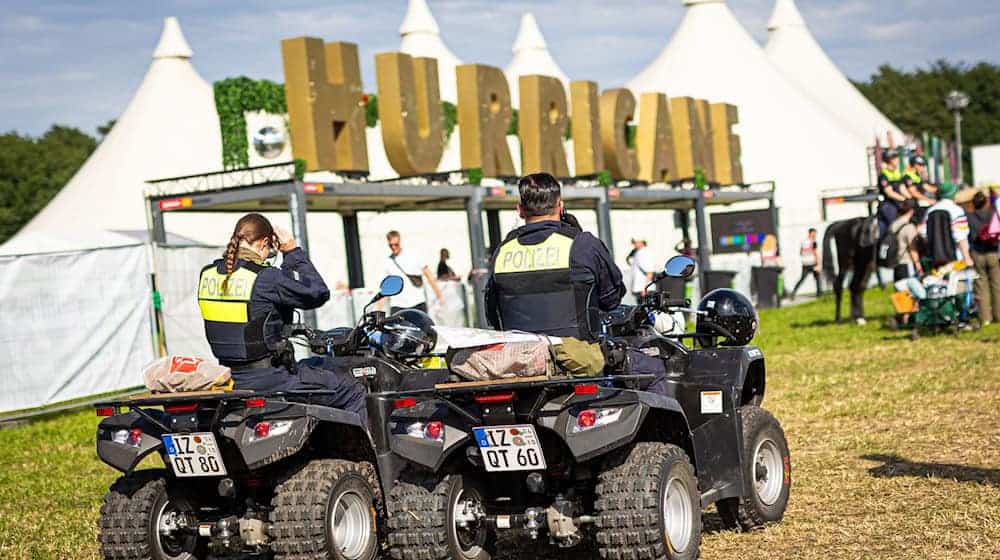 Einsatzkräfte der Polizei patrouillieren mit Quads auf dem Gelände. / Foto: Moritz Frankenberg/dpa