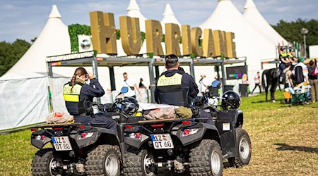 Einsatzkräfte der Polizei patrouillieren mit Quads auf dem Gelände. / Foto: Moritz Frankenberg/dpa