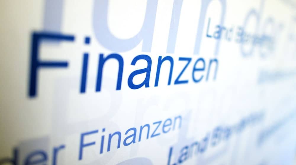 Das Wort «Finanzen» im Finanzministerium in Potsdam. / Foto: Ralf Hirschberger/dpa