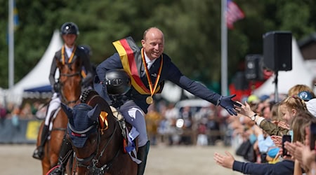 Der deutsche Vielseitigkeitsreiter Michael Jung und reitet auf der Ehrenrunde. / Foto: Friso Gentsch/dpa