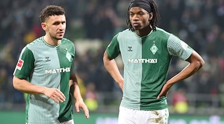 Werder Bremen hat den französischen Mittelfeldspieler Skelly Alvero (r) fest von Olympique Lyon verpflichtet. / Foto: Carmen Jaspersen/dpa/Archivbild