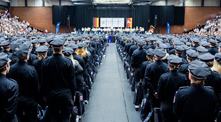 Angehende Polizistinnen und Polizisten nehmen an ihrer Vereidigungsfeier in der Swiss Life Hall teil. / Foto: Michael Matthey/dpa