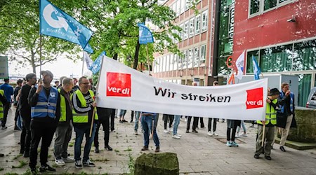 Beschäftigte des Rundfunksenders Radio Bremen demonstrieren während eines Warnstreiks vor dem Funkhaus in Bremen. / Foto: Focke Strangmann/dpa