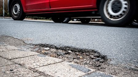 Ein Schlagloch an einer Straßen in der Innenstadt von Verden. / Foto: Sina Schuldt/dpa