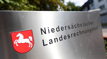 Der Schriftzug «Niedersächsischer Landesrechnungshof» steht auf einer Metalltafel. / Foto: Michael Matthey/dpa