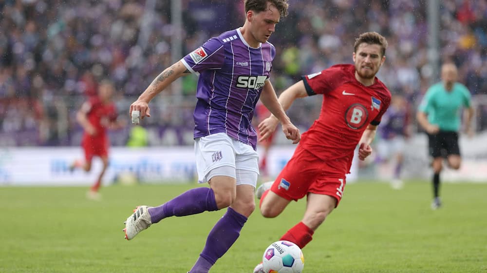 Der 1. FC Kaiserslautern hat Linksverteidiger Florian Kleinhansl (l) für die neue Zweitliga-Saison verpflichtet. / Foto: Friso Gentsch/dpa/Archivbild