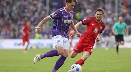 Der 1. FC Kaiserslautern hat Linksverteidiger Florian Kleinhansl (l) für die neue Zweitliga-Saison verpflichtet. / Foto: Friso Gentsch/dpa/Archivbild