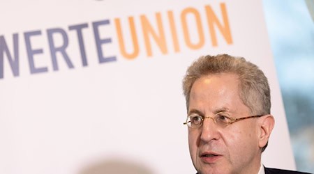 Der Ex-Verfassungsschutzpräsident Hans-Georg Maaßen spricht nach der Gründung der Werteunion als Partei. / Foto: Thomas Banneyer/dpa/Archivbild