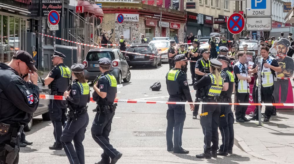 Polizisten stehen am Einsatzort. / Foto: Bodo Marks/dpa