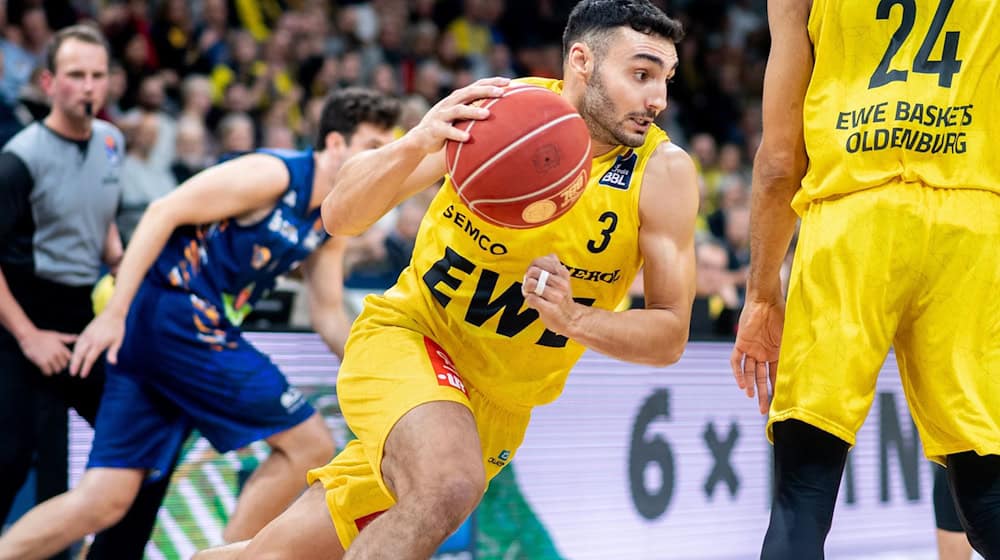 Oldenburgs Max DiLeo spielt den Ball. / Foto: Hauke-Christian Dittrich/dpa