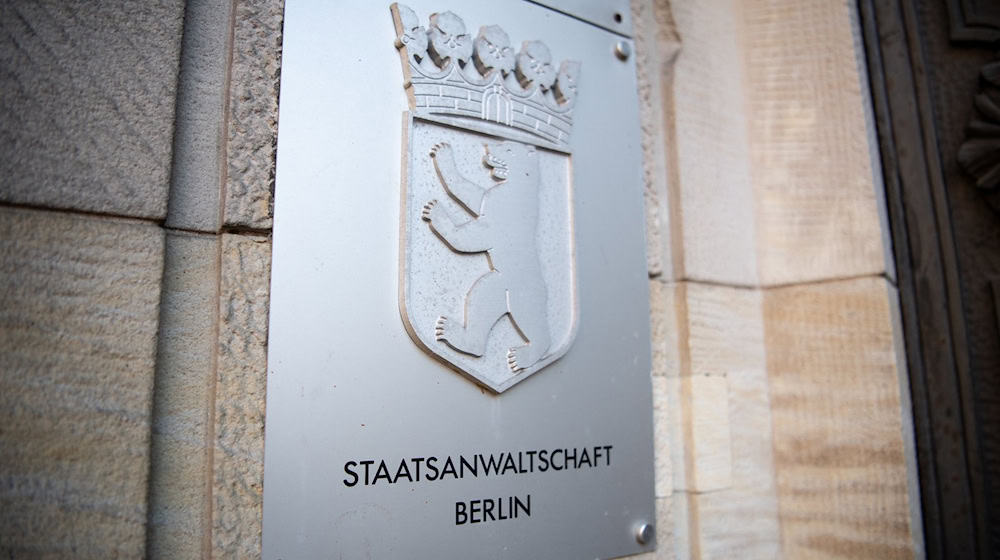 Das Schild mit der Aufschrift «Staatsanwaltschaft Berlin» am Eingang des Gerichts in Moabit. / Foto: Fabian Sommer/dpa/Archivbild
