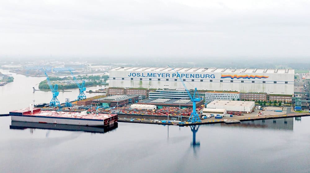 Die Meyer Werft an der Ems. Das Unternehmen steht vor einer Restrukturierung und will mehr als 400 Stellen streichen. / Foto: Sina Schuldt/dpa
