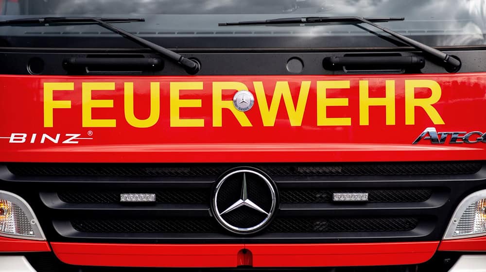 Ein Einsatzfahrzeug der Feuerwehr steht  auf einem Parkplatz (Symbolbild). / Foto: Hauke-Christian Dittrich/dpa