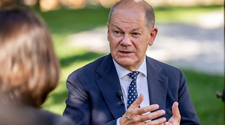 Bundeskanzler Olaf Scholz (SPD), spricht bei einem TV-Interview nach Abschluss des Gipfels der G7-Staaten. / Foto: Michael Kappeler/dpa