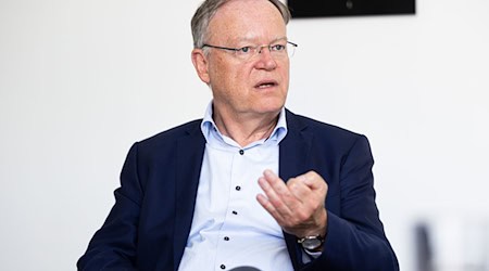 Stephan Weil (SPD), Ministerpräsident von Niedersachsen, sitzt in seinem Büro in der Staatskanzlei während eines Interviews der Deutschen Presse-Agentur. / Foto: Michael Matthey/dpa/Archivbild