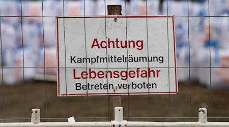Ein Schild "Achtung Kampfmittelräumung. Lebensgefahr. / Foto: Swen Pförtner/dpa