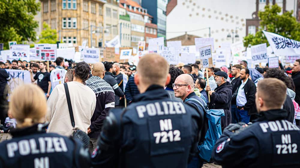 Polizisten beobachten zahlreiche Demonstranten. / Foto: Moritz Frankenberg/dpa