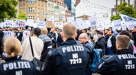 Polizisten beobachten zahlreiche Demonstranten. / Foto: Moritz Frankenberg/dpa