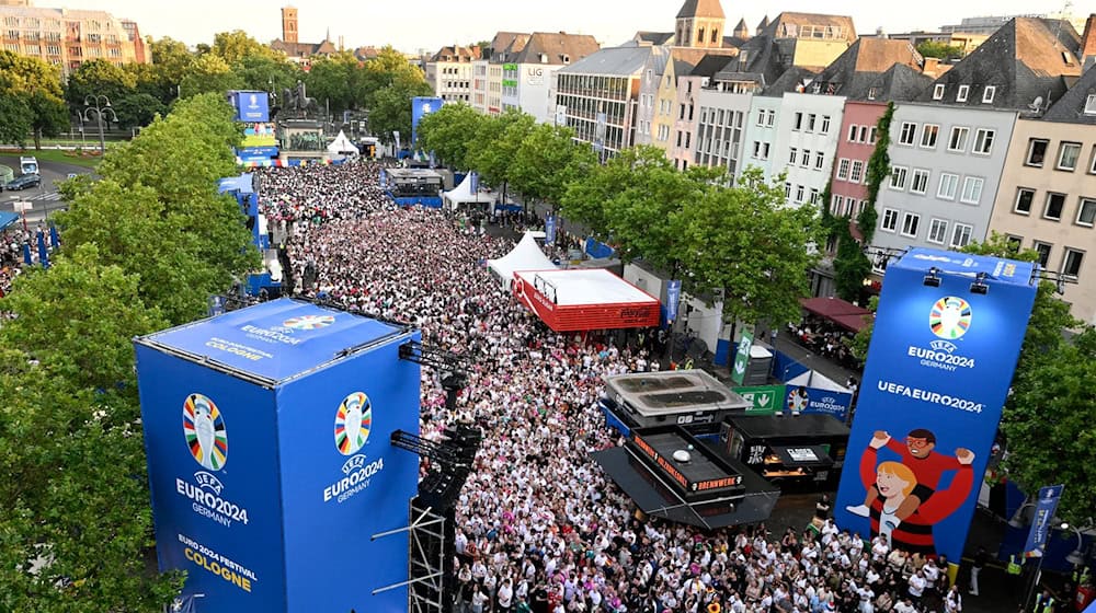Fans verfolgen das letzte Gruppenspiel der deutschen Mannschaft beim Public Viewing in der Fanzone in Köln. / Foto: Roberto Pfeil/dpa
