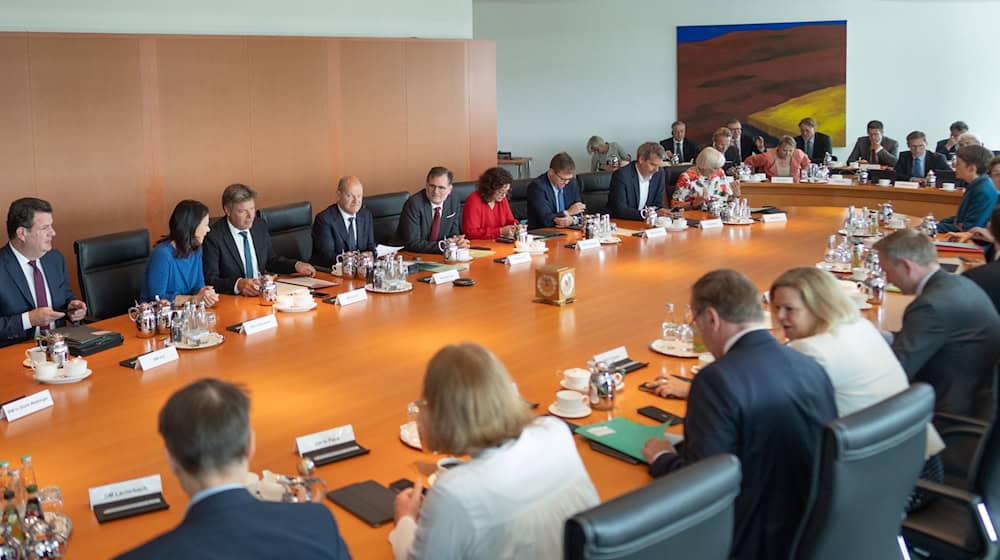 Bundeskanzler Olaf Scholz (Mitte l, SPD) und andere Teilnehmer des Bundeskabinetts warten auf den Beginn der Sitzung im Kanzleramt. / Foto: Michael Kappeler/dpa